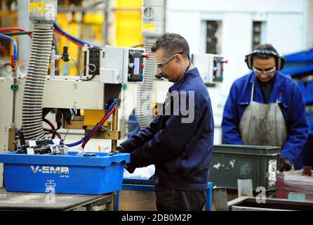 Photo du dossier datée du 06/01/14 des travailleurs d'une entreprise manufacturière. Seule une poignée de petites entreprises en Angleterre pensent que quitter l'UE aura un effet positif sur leur reprise économique, suggèrent de nouvelles recherches. Banque D'Images