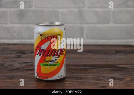 Une boîte d'aluminium vintage de boisson non alcoolisée Trendic contre le wal en briques Banque D'Images