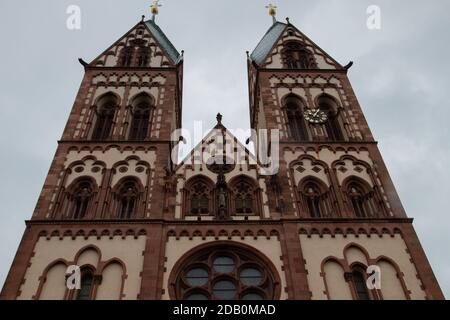 Freiburg im Breisgau/Allemagne - 10 28 2012: Herz-Jesu-Kirche à Fribourg en automne un jour nuageux après la première neige Banque D'Images