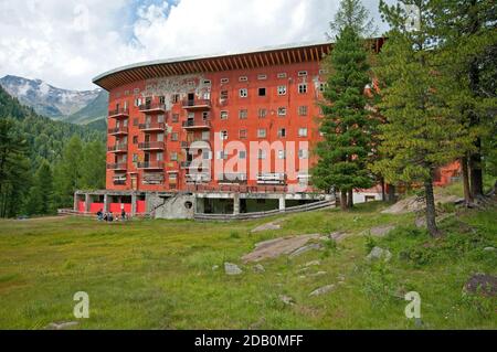 Ruines de l'hôtel Paradiso dans la vallée de Martell (Marteltal), Bolzano, Trentin-Haut-Adige, Italie Banque D'Images