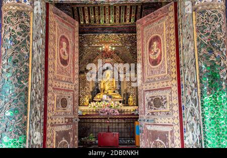 Lampang, Thaïlande - 04 septembre 2019 : l'image de bouddha au sein du temple Sri CHUM est une ancienne architecture birmane. Mise au point sélective. Banque D'Images