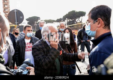 MANIFESTAZIONE NON AUTORIZATA A ROMA DEL'ESTREMA DESTRA SUR LA PIAZZA VENEZIA Banque D'Images