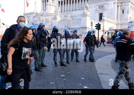 MANIFESTAZIONE NON AUTORIZATA A ROMA DEL'ESTREMA DESTRA SUR LA PIAZZA VENEZIA Banque D'Images