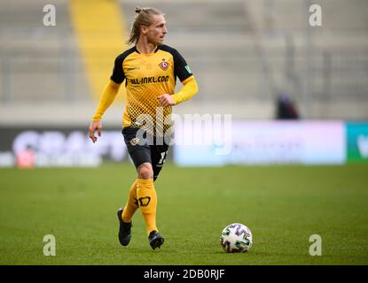 Dresden, Germany. 15th Nov, 2020. Football: 3rd division, SG Dynamo Dresden  - TSV 1860 Munich, 10th matchday, at the Rudolf-Harbig-Stadium Dynamos  Yannick Stark (3rd from left) cheers after his goal for 1:1