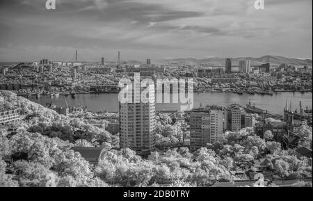 Paysage urbain - vue sur la ville par temps nuageux. Photo avec filtre infrarouge. Banque D'Images