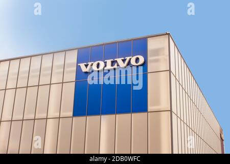 Kiev, Ukraine - 29 juillet 2020: Un logo Volvo vu sur le ciel bleu à Kiev, Ukraine le 29 juillet 2020 Banque D'Images