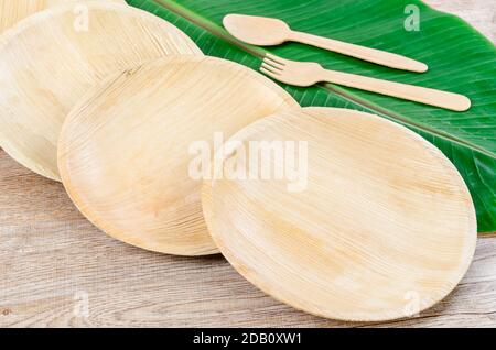 Ustensiles de cuisine en feuille de feuille de noix de bétel séchée, matériau naturel. Le concept écologique du produit. Banque D'Images