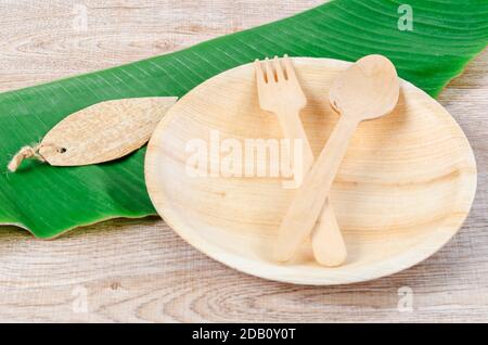 Ustensiles de cuisine en feuille de feuille de noix de bétel séchée, matériau naturel. Le concept écologique du produit. Banque D'Images