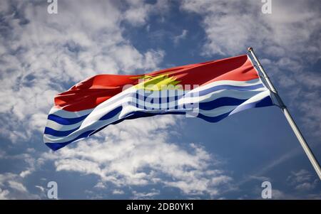 Magnifique drapeau national de Kiribati qui flotte sur fond de ciel. Gros plan à faible angle, illustration 3D avec drapeau Kiribati. Banque D'Images