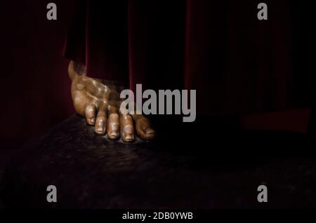 Gros plan du pied de la statue de Saint Jean dans la Chapelle des marins, Séville, Espagne Banque D'Images