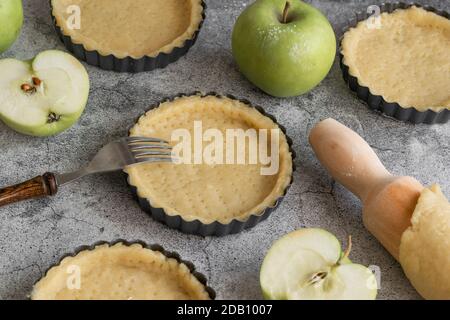 Pâte à croûte courte pour tartes aux pommes, concept de cuisson Banque D'Images