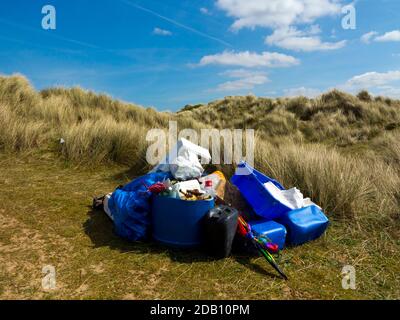 Déchets, y compris les plastiques retirés après un nettoyage de la plage pour empêcher les déchets indésirables de pénétrer dans l'environnement marin. Banque D'Images