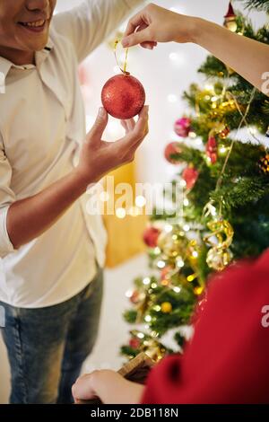 Couple decorating Christmas Tree Banque D'Images
