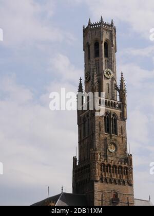 BRUGES, BELGIQUE - 10 mai 2019 : Belgique, Bruges / 10 2019 4 mai 35, tour au grand marché appelé Belfried, 83 mètres de haut, contenant 47 cloches Banque D'Images