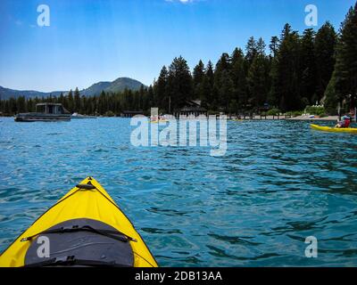 Groupe de kayakistes sur la rive ouest du lac Tahoe perspective d'un kayakiste sur l'eau Banque D'Images