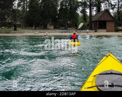 Kayakistes revenant à la plage au parc national de Sugarpine, du point de vue du kayak arrière, l'eau saccadée Banque D'Images