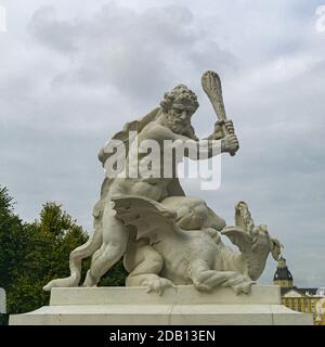 KARLSRUHE, ALLEMAGNE - 17 octobre 2020 : statue im Schlosspark Karlsruhe vom Stadtzentrum aus Banque D'Images