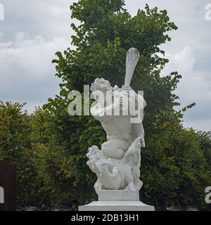 KARLSRUHE, ALLEMAGNE - 17 octobre 2020 : statue im Schlosspark Karlsruhe vom Stadtzentrum aus Banque D'Images