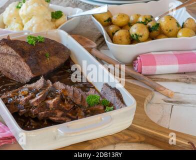 Rôti de bœuf avec pommes de terre et chou-fleur crémeux Banque D'Images