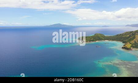 Îles tropicales avec plages et eau de mer turquoise. Paysage marin et paysage tropical. Île de dinosaures dormant, Mindanao, Philippines. Banque D'Images