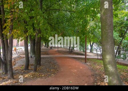 Un chemin sinueux de sable rouge dans le parc. Mise au point sélective. Banque D'Images