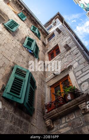 Kotor, Monténégro - 20 août 2018 : maisons anciennes dans la partie historique de la ville Banque D'Images