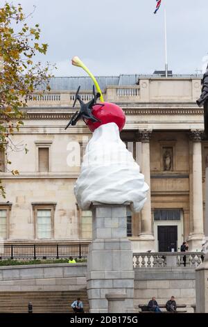 Tourbillon de la sculpture crème, la fin par l'artiste britannique Heather Phillipson, Trafalgar Square Fourth Plinth, londres, royaume-uni Banque D'Images
