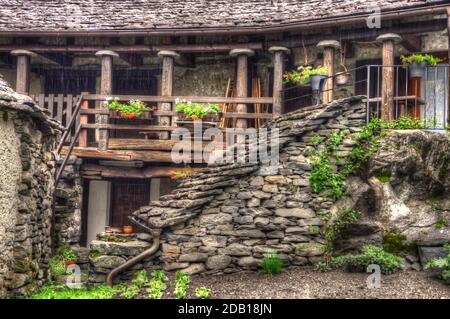 Maison rustique faite en pierre au Tessin, Suisse. Banque D'Images