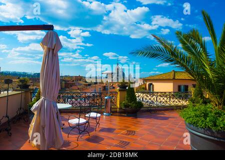 Terrasse sur le toit avec vue sur Cityscape à Rome, Lazio, Italie. Banque D'Images