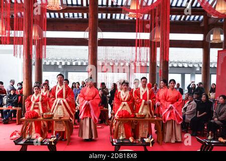 Guiyang, province chinoise de Guizhou. 16 novembre 2020. Les couples assistent à une cérémonie de mariage traditionnelle qui s'est tenue à Guiyang, capitale de la province de Guizhou, dans le sud-ouest de la Chine, le 16 novembre 2020. Credit: Ou Dongqu/Xinhua/Alamy Live News Banque D'Images