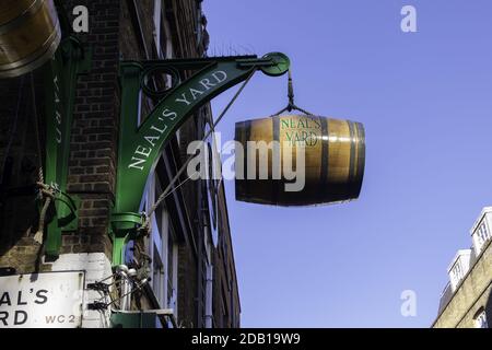 LONDRES, ROYAUME-UNI - 26 août 2016 : un tonneau en coopération pour annoncer le Yard de Neal à Londres Banque D'Images
