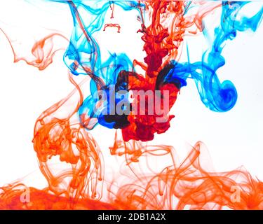 Encre de couleur dans l'eau isolée sur blanc, gouttes de peinture dans l'eau, mouvement des gouttes de couleur, arrière-plan abstrait. Banque D'Images