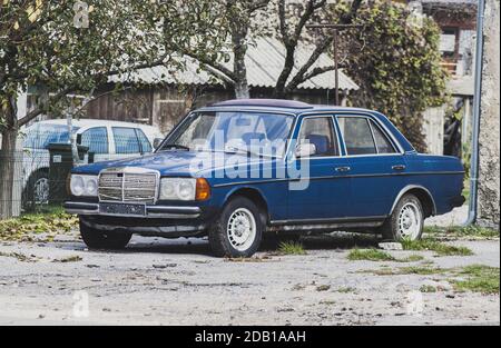 Gračac, CROATIE - 14 novembre 2020: Belle vieille Mercedes bleu W123 200d, voiture de direction classique oldtimer des années 70 et 80 Banque D'Images