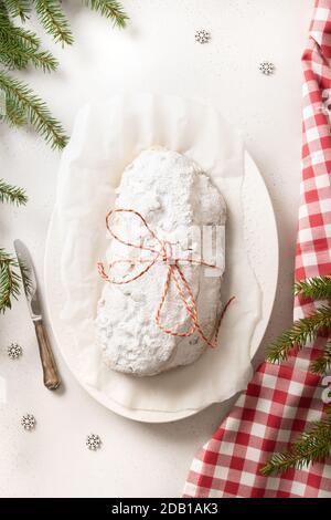 Noël stollen - pain allemand sur fond blanc. Format vertical. Banque D'Images