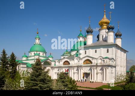 Monastère de Spaso-Yakovlevsky. Cathédrale Saint-Dimitri de Rostov, église Saint-Iakov de Rostov et église de conception d'Anna (cathédrale de Zachatievsky Banque D'Images