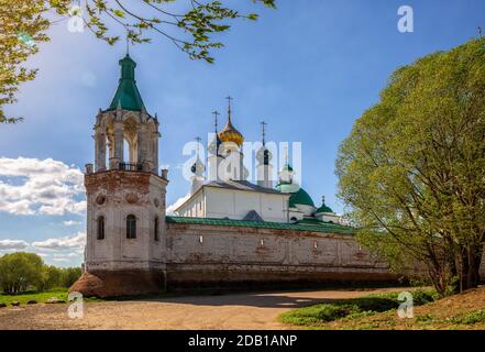 Monastère de Spaso-Yakovlevsky. La tour sud-est du mur du monastère, l'église Saint Iakov de Rostov et l'église de la conception d'Anna (Zac Banque D'Images