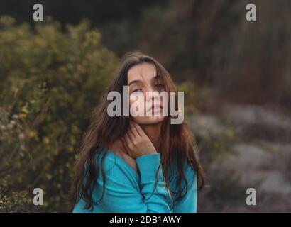 Une femme souriant pour l'appareil photo Banque D'Images