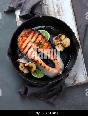 Steak de saumon dans une poêle à grillades. Régime équilibré. Banque D'Images