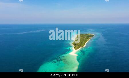 Vue aérienne de Seascape avec belle plage et île tropicale Little Santa Cruz. Zamboanga, Mindanao, Philippines. Banque D'Images