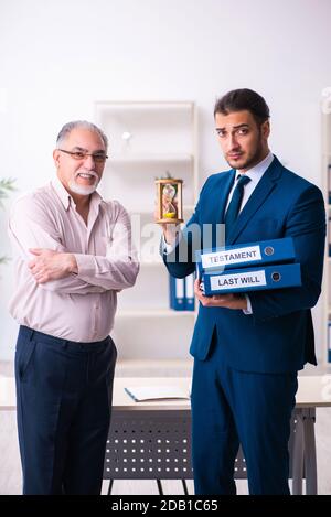 Jeune avocat et vieil homme en gestion du temps et testament concept Banque D'Images