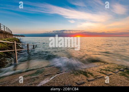 Lever du soleil d'été à Broadescaliers dans le Kent Royaume-Uni avec le Vagues tourbillonnant Banque D'Images