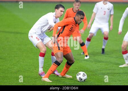 ALMERE, PAYS-BAS - NOVEMBRE 15 : Daniil Miroshnikov de Biélorussie U21, Myron Boadu des pays-Bas U21 lors du match de qualification U21 de l'UEFA Euro entre la Hollande U21 et le Belarus U21 au stade Yanmar le 15 novembre 2020 à Almere, pays-Bas (photo de Gerrit van Keulen/Orange Pictures) Banque D'Images