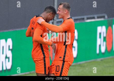 ALMERE, PAYS-BAS - NOVEMBRE 15 : Myron Boadu des pays-Bas U21 célèbre son but avec Kaj Sierhuis des pays-Bas U21 lors du match U21 de qualification de l'UEFA Euro entre la Hollande U21 et le Belarus U21 au stade Yanmar le 15 novembre 2020 à Almere, pays-Bas (photo de Gerrit van Keulen/Orange Pictures) Banque D'Images