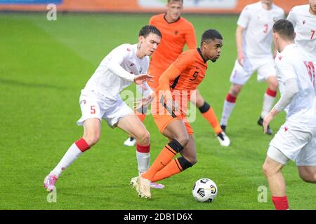 ALMERE, PAYS-BAS - NOVEMBRE 15 : Daniil Miroshnikov de Biélorussie U21, Myron Boadu des pays-Bas U21 lors du match de qualification U21 de l'UEFA Euro entre la Hollande U21 et le Belarus U21 au stade Yanmar le 15 novembre 2020 à Almere, pays-Bas (photo de Gerrit van Keulen/Orange Pictures) Banque D'Images