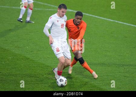 ALMERE, PAYS-BAS - NOVEMBRE 15 : Roman Davyskiba de Biélorussie U21, Myron Boadu des pays-Bas U21 lors du match de qualification U21 de l'UEFA Euro entre la Hollande U21 et le Belarus U21 au stade Yanmar le 15 novembre 2020 à Almere, pays-Bas (photo de Gerrit van Keulen/Orange Pictures) Banque D'Images