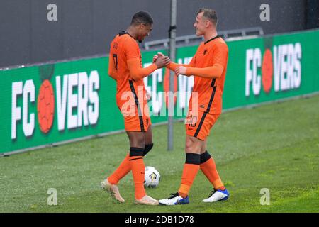 ALMERE, PAYS-BAS - NOVEMBRE 15 : Myron Boadu des pays-Bas U21 célèbre son but avec Kaj Sierhuis des pays-Bas U21 lors du match U21 de qualification de l'UEFA Euro entre la Hollande U21 et le Belarus U21 au stade Yanmar le 15 novembre 2020 à Almere, pays-Bas (photo de Gerrit van Keulen/Orange Pictures) Banque D'Images