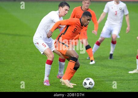 ALMERE, PAYS-BAS - NOVEMBRE 15 : Daniil Miroshnikov de Biélorussie U21, Myron Boadu des pays-Bas U21 lors du match de qualification U21 de l'UEFA Euro entre la Hollande U21 et le Belarus U21 au stade Yanmar le 15 novembre 2020 à Almere, pays-Bas (photo de Gerrit van Keulen/Orange Pictures) Banque D'Images