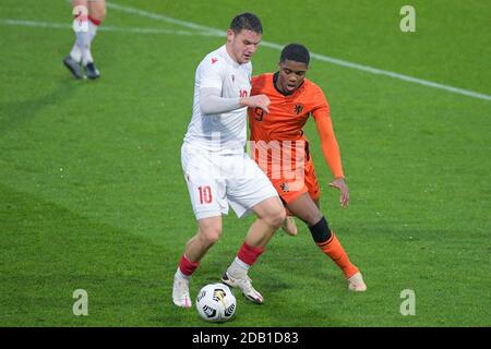 ALMERE, PAYS-BAS - NOVEMBRE 15 : Roman Davyskiba de Biélorussie U21, Myron Boadu des pays-Bas U21 lors du match de qualification U21 de l'UEFA Euro entre la Hollande U21 et le Belarus U21 au stade Yanmar le 15 novembre 2020 à Almere, pays-Bas (photo de Gerrit van Keulen/Orange Pictures) Banque D'Images