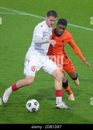ALMERE, PAYS-BAS - NOVEMBRE 15 : Roman Davyskiba de Biélorussie U21, Myron Boadu des pays-Bas U21 lors du match de qualification U21 de l'UEFA Euro entre la Hollande U21 et le Belarus U21 au stade Yanmar le 15 novembre 2020 à Almere, pays-Bas (photo de Gerrit van Keulen/Orange Pictures) Banque D'Images