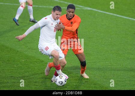 ALMERE, PAYS-BAS - NOVEMBRE 15 : Roman Davyskiba de Biélorussie U21, Myron Boadu des pays-Bas U21 lors du match de qualification U21 de l'UEFA Euro entre la Hollande U21 et le Belarus U21 au stade Yanmar le 15 novembre 2020 à Almere, pays-Bas (photo de Gerrit van Keulen/Orange Pictures) Banque D'Images